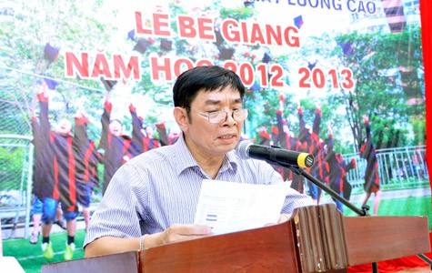 Thầy Đỗ Quang Hợp – hiệu trưởng nhà trường phát biểu tại buổi lễ. (Ảnh: Phạm Đức)
